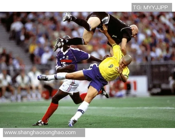 世界各国足球队球星风采展现与精彩瞬间回顾