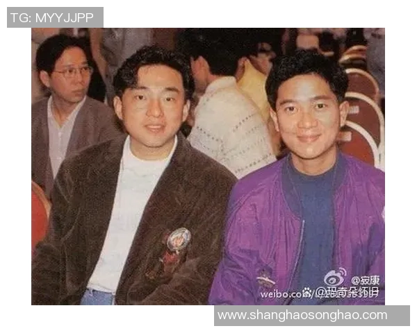 从童年到巨星见证足球球星成长的珍贵合影瞬间