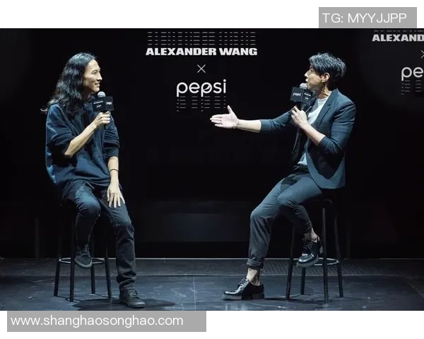 日本足球明星代言广告牌引领潮流打造全新品牌形象跨界合作掀起市场热潮