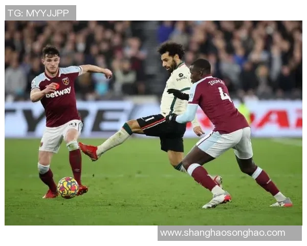 足球球星的私人餐饮秘笈：营养搭配与饮食习惯揭秘