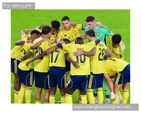 足球巨星凝视荣耀奖杯的瞬间:追求卓越与无尽梦想的交汇点 足球巨星凝视荣耀奖杯的瞬间:追求卓越与无尽梦想的交汇点